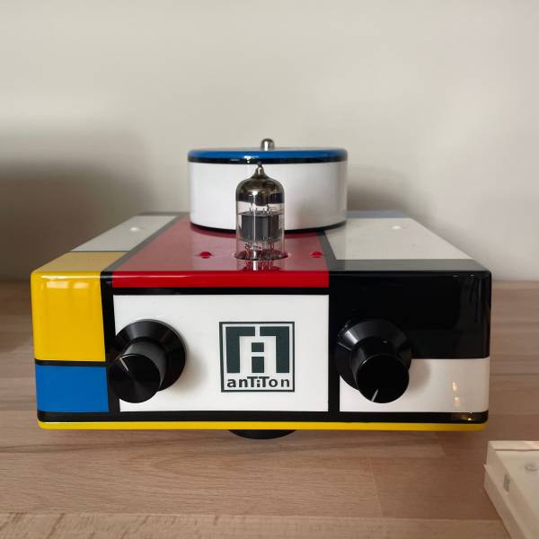 amplificateur haut de gamme style mondrian, disponible chez Audio&Cie près de Montpellier, Hérault 34 
